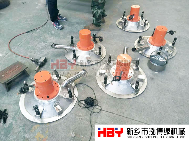 浙江嘉興的王經(jīng)理生產(chǎn)的5臺HBY-GP600型高頻篩正在安裝，預計明天才能發(fā)貨